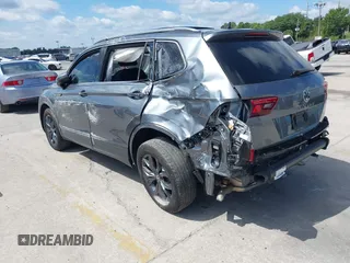 2023 Volkswagen Tiguan SE z VIN 3VVNB7AX5PM064693, wystawiony jako IAAI lot #42033011 z przebiegiem 38 220 mil mil oraz . Historia ofert i sprzedaży dostępna na DreamBid. Obrazek 3.