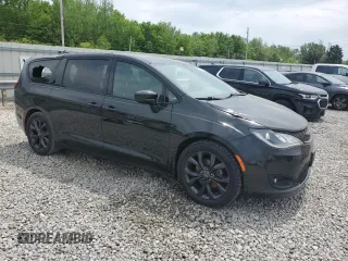 2020 Chrysler Pacifica Touring with VIN 2C4RC1FGXLR149096, listed as a Copart auction lot 53756505 with 220,515 mi miles and Salvage title. Bid and sale history available at DreamBid. Image 4.