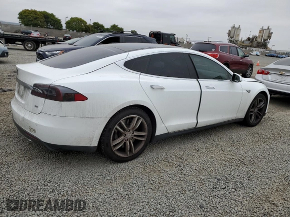 2013 Tesla Model S z VIN 5YJSA1DNXDFP21418, wystawiony jako Copart lot #59131655 z przebiegiem 106 428 mil mil oraz Szkoda całkowita • Salvage title. Historia ofert i sprzedaży dostępna na DreamBid. Obrazek 3.