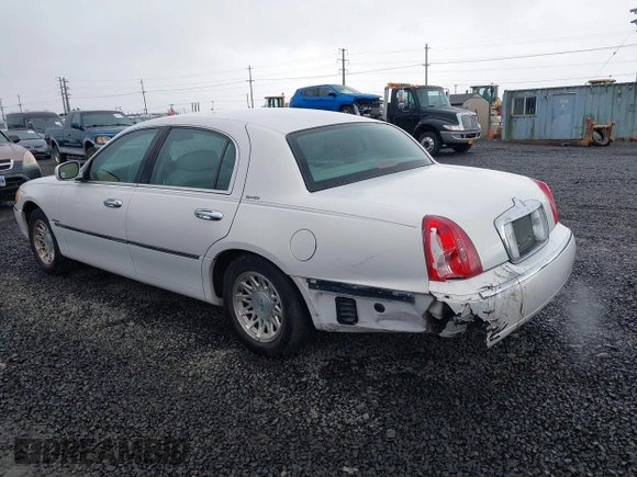 1999 Lincoln Town Car Signature z VIN 1LNFM82W0XY603679, wystawiony jako IAAI lot #41871509 z przebiegiem 109 638 mil mil oraz . Historia ofert i sprzedaży dostępna na DreamBid. Obrazek 3.