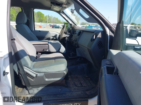 2013 Ford F-250 XL z VIN 1FT7W2A60DEB46693, wystawiony jako IAAI lot #42032373 z przebiegiem 93 900 mil mil oraz . Historia ofert i sprzedaży dostępna na DreamBid. Obrazek 5.