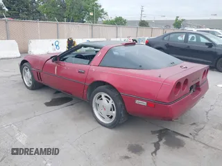 1989 Chevrolet Corvette z VIN 1G1YY2187K5119416, wystawiony jako IAAI lot #42124142 z przebiegiem 76 638 mil mil oraz . Historia ofert i sprzedaży dostępna na DreamBid. Obrazek 3.