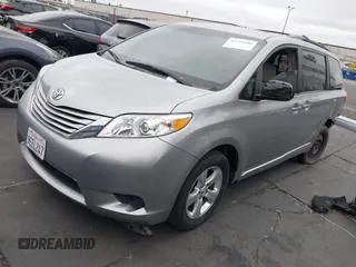 2017 Toyota Sienna LE Auto Access Seat z VIN 5TDKZ3DC9HS841120, wystawiony jako IAAI lot #42755500 z przebiegiem 65 952 mil mil oraz . Historia ofert i sprzedaży dostępna na DreamBid. Obrazek 20.