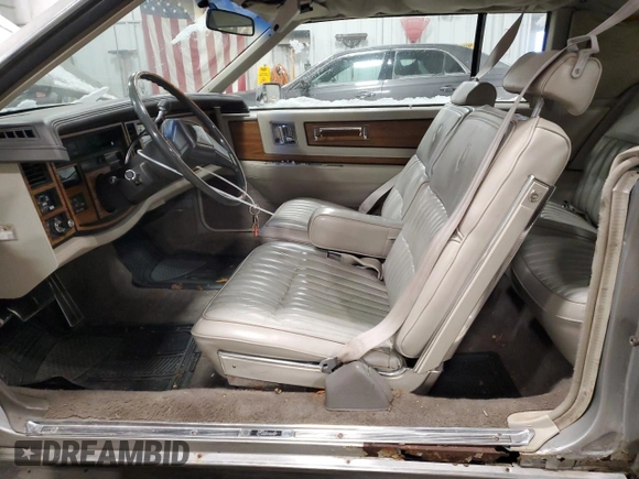 1984 Cadillac Eldorado z VIN 1G6AL5785EE630873, wystawiony jako Copart lot #82896404 z przebiegiem 3 839 mil mil oraz Czysty tytuł • Clean title. Historia ofert i sprzedaży dostępna na DreamBid. Obrazek 7.