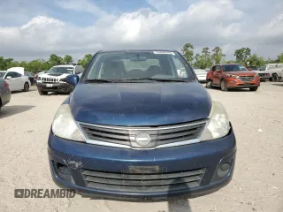 2010 Nissan Versa S z VIN 3N1BC1AP9AL425600, wystawiony jako Copart lot #53688305 z przebiegiem 203 371 mil mil oraz Szkoda całkowita • Salvage title. Historia ofert i sprzedaży dostępna na DreamBid. Obrazek 5.