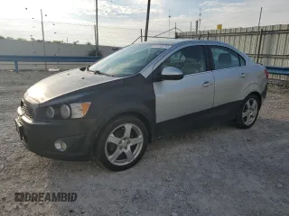 2014 Chevrolet Sonic LTZ z VIN 1G1JE5SB7E4191085, wystawiony jako Copart lot #55153374 z przebiegiem 131 112 mil mil oraz Nie do naprawy • Non repairable. Historia ofert i sprzedaży dostępna na DreamBid. Obrazek 1.