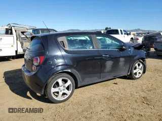 2012 Chevrolet Sonic LTZ z VIN 1G1JE6SH5C4195594, wystawiony jako Copart lot #88336435 z przebiegiem 105 112 mil mil oraz Szkoda całkowita • Salvage title. Historia ofert i sprzedaży dostępna na DreamBid. Obrazek 3.