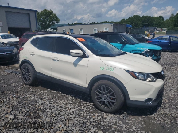 2017 Nissan Rogue SV with VIN JN1BJ1CR6HW106776, listed as a Copart auction lot 59682825 with 106,195 mi miles and Salvage title. Bid and sale history available at DreamBid. Image 4.