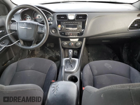 2014 Chrysler 200 LX z VIN 1C3CCBABXEN125294, wystawiony jako Copart lot #42043745 z przebiegiem 159 032 mil mil oraz Szkoda całkowita • Salvage title. Historia ofert i sprzedaży dostępna na DreamBid. Obrazek 8.