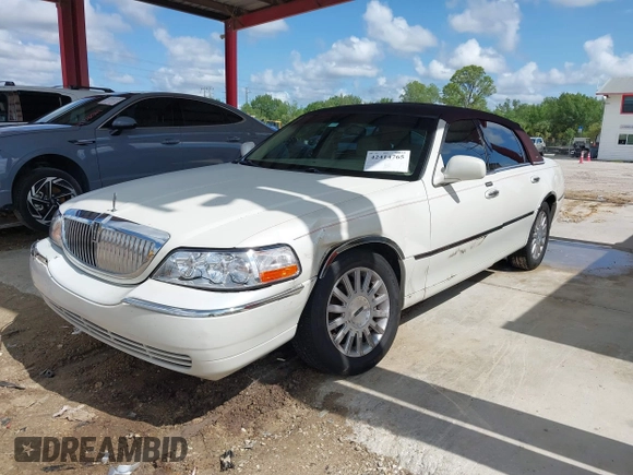 2006 Lincoln Town Car Signature z VIN 1LNHM81W36Y602874, wystawiony jako IAAI lot #42414765 z przebiegiem 121 459 mil mil oraz . Historia ofert i sprzedaży dostępna na DreamBid. Obrazek 2.