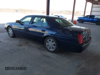 2004 Cadillac DeVille DTS z VIN 1G6KF57934U181654, wystawiony jako IAAI lot #41752298 z przebiegiem 131 861 mil mil oraz . Historia ofert i sprzedaży dostępna na DreamBid. Obrazek 3.