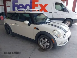 2009 MINI Clubman z VIN WMWML33519TX35743, wystawiony jako IAAI lot #42394227 z przebiegiem 128 448 mil mil oraz . Historia ofert i sprzedaży dostępna na DreamBid. Obrazek 1.
