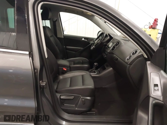 2016 Volkswagen Tiguan SE z VIN WVGBV7AX3GW507850, wystawiony jako IAAI lot #41303866 z przebiegiem 97 989 mil mil oraz . Historia ofert i sprzedaży dostępna na DreamBid. Obrazek 5.