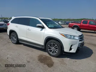 2019 Toyota Highlander SE z VIN 5TDJZRFH9KS917580, wystawiony jako IAAI lot #42130771 z przebiegiem 164 046 mil mil oraz . Historia ofert i sprzedaży dostępna na DreamBid. Obrazek 1.