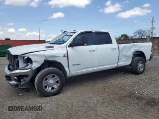 2022 Ram 2500 Big Horn z VIN 3C6UR5JL3NG247441, wystawiony jako Copart lot #48920045 z przebiegiem 59 622 mil mil oraz Szkoda całkowita • Salvage title. Historia ofert i sprzedaży dostępna na DreamBid. Obrazek 1.