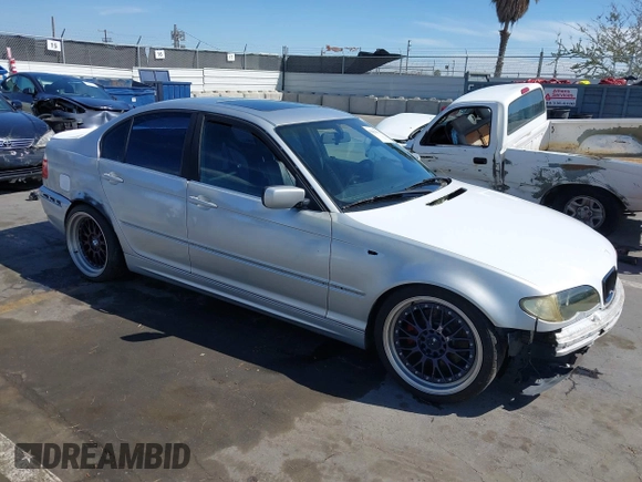 2002 BMW 3 Series 325i with VIN WBAET374X2NH01044, listed as a IAAI auction lot 42021446 with 257,712 mi miles. Bid and sale history available at carsss.com. Image 1.