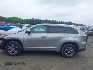 2014 Toyota Highlander XLE z VIN 5TDKKRFH1ES024090, wystawiony jako IAAI lot #42123199 z przebiegiem 58 751 mil mil oraz . Historia ofert i sprzedaży dostępna na DreamBid. Obrazek 14.