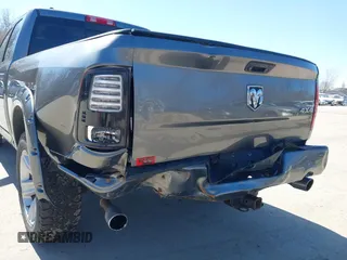2013 Ram 1500 Sport z VIN 1C6RR7HT2DS530587, wystawiony jako IAAI lot #41742569 z przebiegiem 152 193 mil mil oraz . Historia ofert i sprzedaży dostępna na DreamBid. Obrazek 6.
