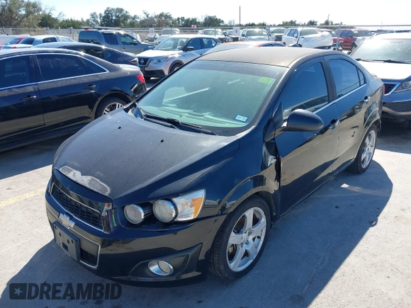 2015 Chevrolet Sonic LTZ z VIN 1G1JE5SB7F4101368, wystawiony jako IAAI lot #41742156 z przebiegiem 143 865 mil mil oraz . Historia ofert i sprzedaży dostępna na DreamBid. Obrazek 2.