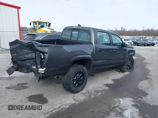 2017 Toyota Tacoma SR5 z VIN 3TMCZ5AN5HM110951, wystawiony jako IAAI lot #41580916 z przebiegiem 107 020 mil mil oraz . Historia ofert i sprzedaży dostępna na DreamBid. Obrazek 4.