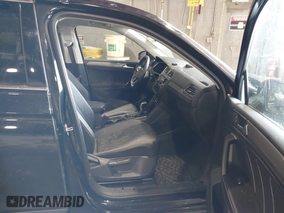 2022 Volkswagen Tiguan SE z VIN 3VV2B7AX6NM073743, wystawiony jako IAAI lot #39948815 z przebiegiem 56 368 mil mil oraz . Historia ofert i sprzedaży dostępna na DreamBid. Obrazek 5.