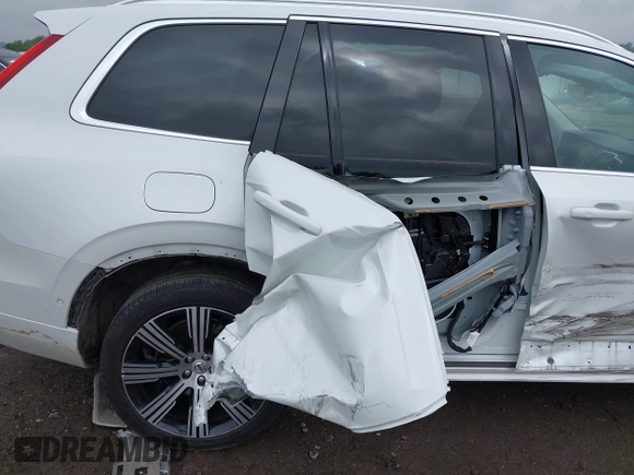2023 Volvo XC90 Plus z VIN YV4H600N2P1975520, wystawiony jako IAAI lot #42389524 z przebiegiem 24 327 mil mil oraz . Historia ofert i sprzedaży dostępna na DreamBid. Obrazek 6.