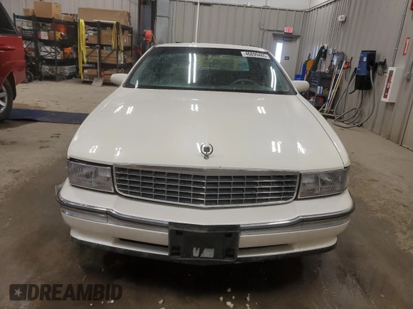 1994 Cadillac DeVille z VIN 1G6KD52B7RU290139, wystawiony jako Copart lot #46899465 z przebiegiem 133 110 mil mil oraz Czysty tytuł • Clean title. Historia ofert i sprzedaży dostępna na DreamBid. Obrazek 5.