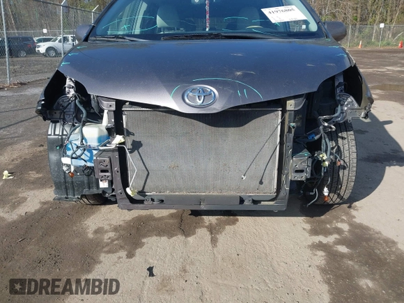 2014 Toyota Sienna XLE with VIN 5TDYK3DC5ES475750, listed as a IAAI auction lot 41976805 with 221,804 mi miles. Bid and sale history available at carsss.com. Image 6.