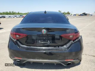 2018 Alfa Romeo Giulia Ti Sport z VIN ZARFAECN7J7588845, wystawiony jako Copart lot #55140535 z przebiegiem Nie podano mil oraz Szkoda całkowita • Salvage title. Historia ofert i sprzedaży dostępna na DreamBid. Obrazek 6.