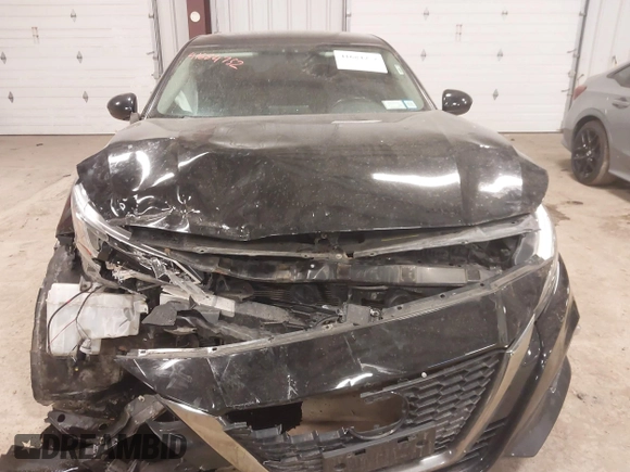 2019 Nissan Altima SR with VIN 1N4BL4CV4KC124052, listed as a IAAI auction lot 41684752 with 102,450 mi miles and . Bid and sale history available at carsss.com. Image 6.