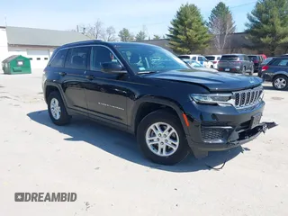 2024 Jeep Grand Cherokee Laredo z VIN 1C4RJHAG3RC697996, wystawiony jako IAAI lot #41973399 z przebiegiem 14 680 mil mil oraz . Historia ofert i sprzedaży dostępna na DreamBid. Obrazek 1.