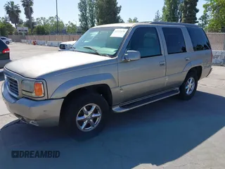 1999 Cadillac Escalade z VIN 1GYEK13R4XR419503, wystawiony jako IAAI lot #42215638 z przebiegiem 174 381 mil mil oraz . Historia ofert i sprzedaży dostępna na DreamBid. Obrazek 2.