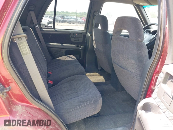 1997 Chevrolet Blazer LS z VIN 1GNDT13W6V2243751, wystawiony jako IAAI lot #42437683 z przebiegiem 148 262 mil mil oraz . Historia ofert i sprzedaży dostępna na DreamBid. Obrazek 8.