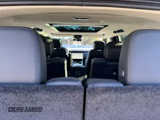 2023 Land Rover Range Rover SE z VIN SALKPBFU8PA009035, wystawiony jako Copart lot #46797635 z przebiegiem 37 025 mil mil oraz Czysty tytuł • Clean title. Historia ofert i sprzedaży dostępna na DreamBid. Obrazek 9.