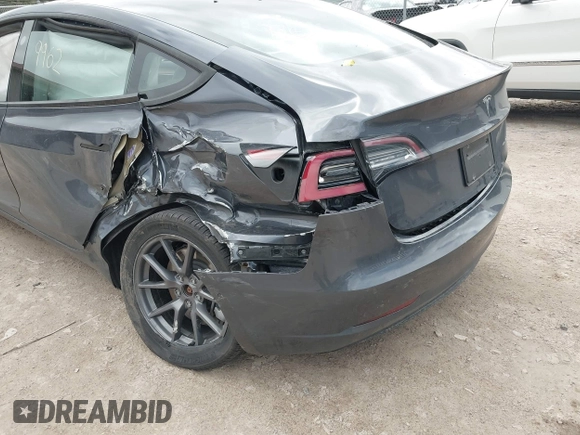 2022 Tesla Model 3 Long Range z VIN 5YJ3E1EB6NF260118, wystawiony jako IAAI lot #42139962 z przebiegiem 52 566 mil mil oraz . Historia ofert i sprzedaży dostępna na DreamBid. Obrazek 20.