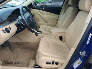 2008 Volkswagen Passat Komfort z VIN WVWAK73C38P090731, wystawiony jako Copart lot #47819845 z przebiegiem 150 608 mil mil oraz Szkoda całkowita • Salvage title. Historia ofert i sprzedaży dostępna na DreamBid. Obrazek 7.