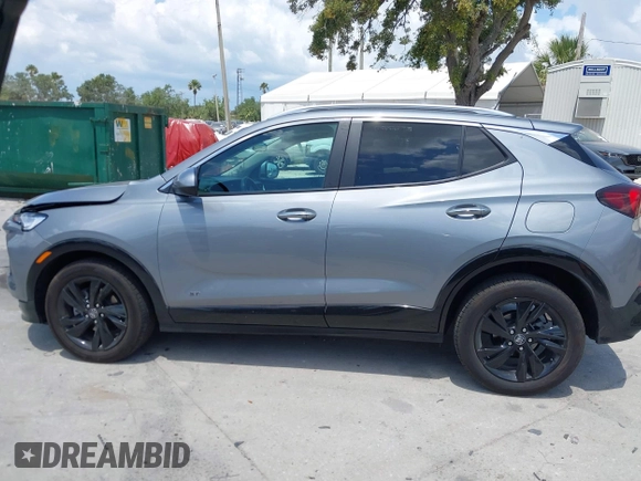 2025 Buick Encore GX Sport Touring с VIN KL4AMDSL7SB038317, выставлен на аукционе IAAI как лот 42151204 с пробегом 10 917 миль миль и . История ставок и продаж доступна на DreamBid. Изображение 14.