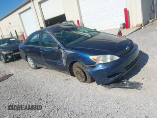 2002 Toyota Camry LE z VIN 4T1BE32K22U585939, wystawiony jako IAAI lot #42330154 z przebiegiem 179 649 mil mil oraz . Historia ofert i sprzedaży dostępna na DreamBid. Obrazek 1.