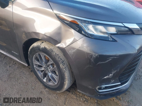 2021 Toyota Sienna XLE with VIN 5TDJRKEC2MS044996, listed as a IAAI auction lot 41116011 with 29,824 mi miles. Bid and sale history available at carsss.com. Image 6.