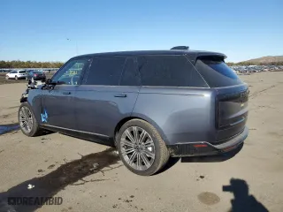 2025 Land Rover Range Rover SE with VIN SALKPBFUXSA265976, listed as a Copart auction lot 41811005 with 620 mi miles and Salvage Title. Bid and sale history available at carsss.com. Image 2.