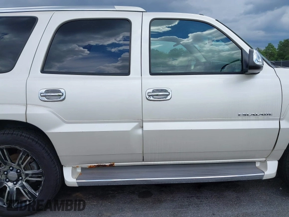 2005 Cadillac Escalade z VIN 1GYEK63N55R123817, wystawiony jako IAAI lot #42263549 z przebiegiem 297 279 mil mil oraz . Historia ofert i sprzedaży dostępna na DreamBid. Obrazek 12.