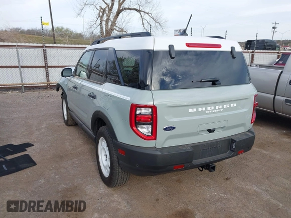 2024 Ford Bronco Sport Heritage z VIN 3FMCR9G64RRF08952, wystawiony jako IAAI lot #41828191 z przebiegiem 7 588 mil mil oraz . Historia ofert i sprzedaży dostępna na DreamBid. Obrazek 3.