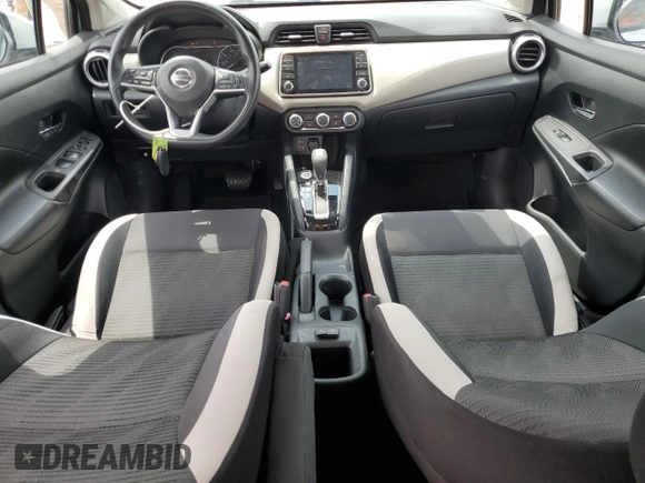 2020 Nissan Versa SV z VIN 3N1CN8EV5LL810008, wystawiony jako Copart lot #53625285 z przebiegiem 33 440 mil mil oraz Czysty tytuł • Clean title. Historia ofert i sprzedaży dostępna na DreamBid. Obrazek 8.