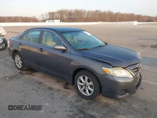 2011 Toyota Camry LE z VIN 4T4BF3EK7BR196888, wystawiony jako IAAI lot #41793066 z przebiegiem 313 913 mil mil oraz . Historia ofert i sprzedaży dostępna na DreamBid. Obrazek 1.