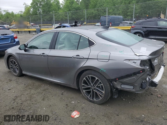 2025 Toyota Camry LE z VIN 4T1DAACKXSU554669, wystawiony jako Copart lot #55768925 z przebiegiem 1 830 mil mil oraz Szkoda całkowita • Salvage title. Historia ofert i sprzedaży dostępna na DreamBid. Obrazek 2.