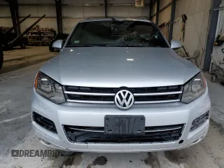 2013 Volkswagen Touareg Exec z VIN WVGEF9BP6DD002820, wystawiony jako Copart lot #59322775 z przebiegiem Nie podano mil oraz Szkoda całkowita • Salvage title. Historia ofert i sprzedaży dostępna na DreamBid. Obrazek 5.