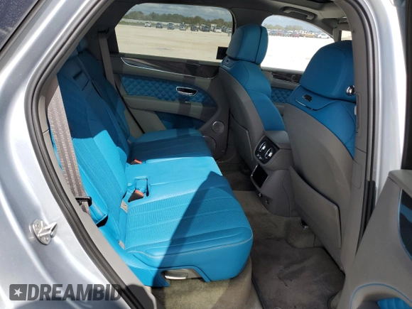 2022 Bentley Bentayga V8 z VIN SJAAM2ZV9NC011752, wystawiony jako Copart lot #79142714 z przebiegiem Nie podano mil oraz Nie do naprawy. Historia ofert i sprzedaży dostępna na DreamBid. Obrazek 11.