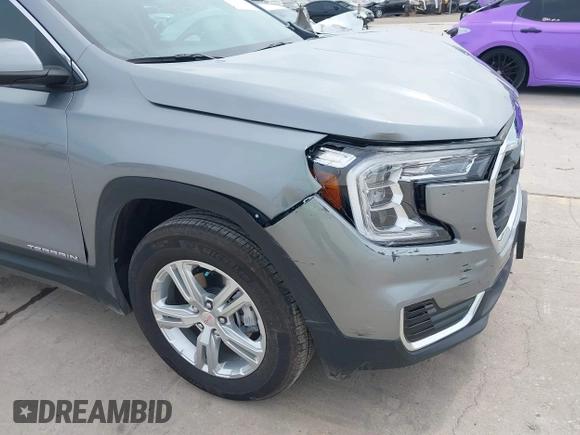 2024 GMC Terrain SLE z VIN 3GKALMEG7RL263549, wystawiony jako IAAI lot #42055302 z przebiegiem 8 023 mil mil oraz . Historia ofert i sprzedaży dostępna na DreamBid. Obrazek 20.