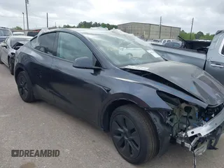 2025 Tesla Model Y Long Range z VIN 7SAYGDED6SA357947, wystawiony jako IAAI lot #41938331 z przebiegiem Nie podano mil oraz . Historia ofert i sprzedaży dostępna na DreamBid. Obrazek 1.
