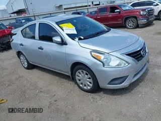 2016 Nissan Versa S z VIN 3N1CN7APXGL846526, wystawiony jako IAAI lot #42215430 z przebiegiem 95 573 mil mil oraz . Historia ofert i sprzedaży dostępna na DreamBid. Obrazek 1.